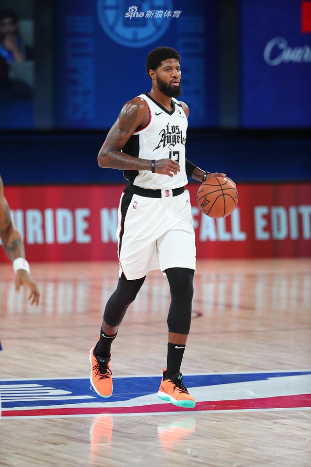 他在中场拿 他在中场拿