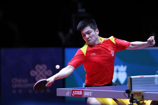 一名年轻 一名年轻